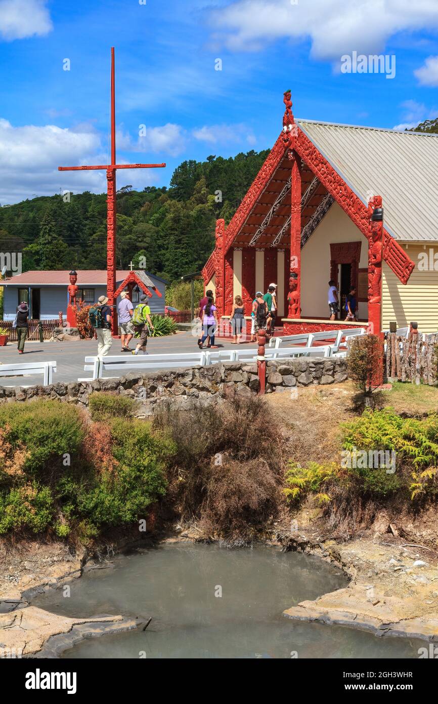 Whakarewarewa Maori Village, Rotorua, Neuseeland. Touristen besuchen das Begegnungshaus in Te Pakira Marae Stockfoto