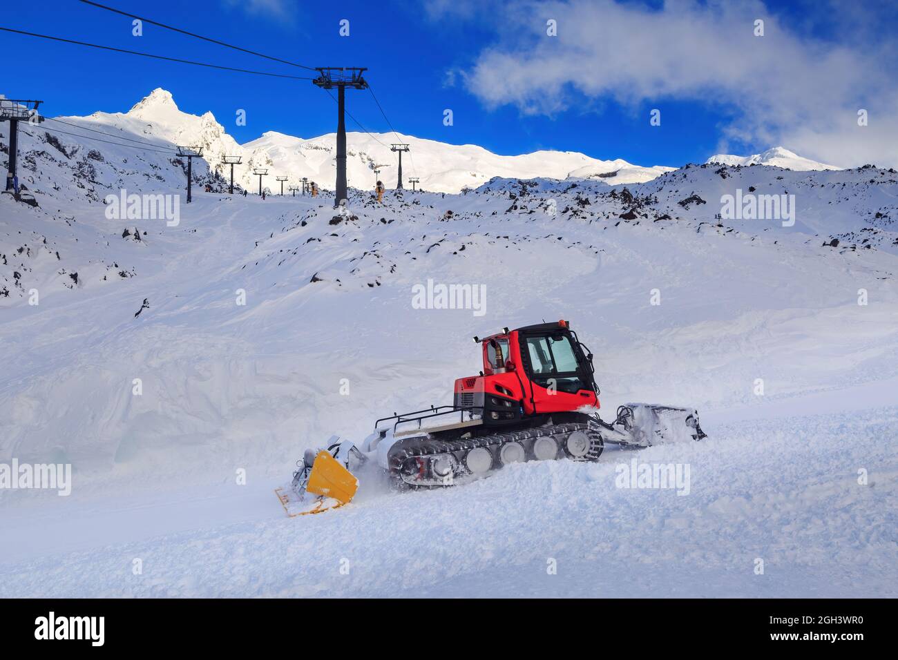 Ein Fahrzeug zur Schneereinigung bei der Arbeit im Skigebiet Whakapapa, Mount Ruapehu, Neuseeland Stockfoto