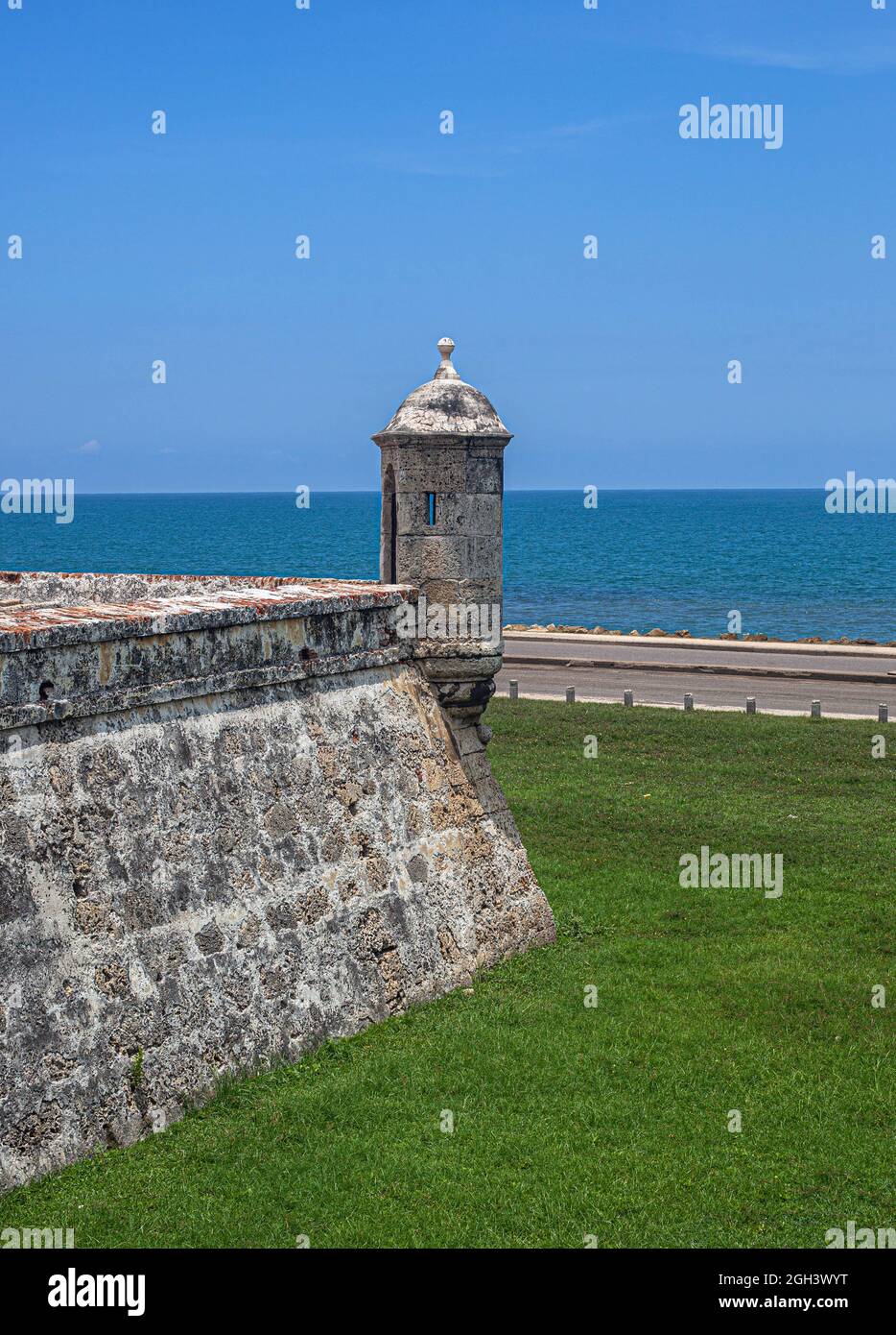 Verteidigungsmauer und Turm mit Blick auf das karibische Meer, Cartagena de Indias, Kolumbien. Stockfoto