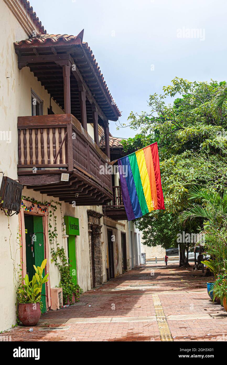 LGBT-Flagge, die von einem kolonialen Balkon hängt, Cartagena de Indias, Kolumbien. Stockfoto
