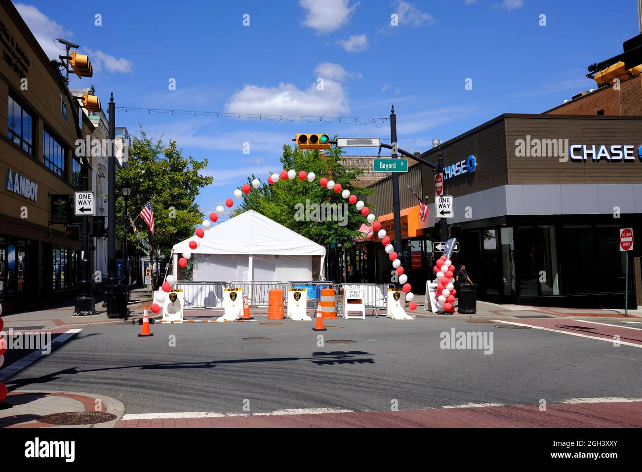 Ein Zelt im Freien und Ballons markieren einen Essbereich im Freien an der George Street in New Brunswick, NJ Stockfoto