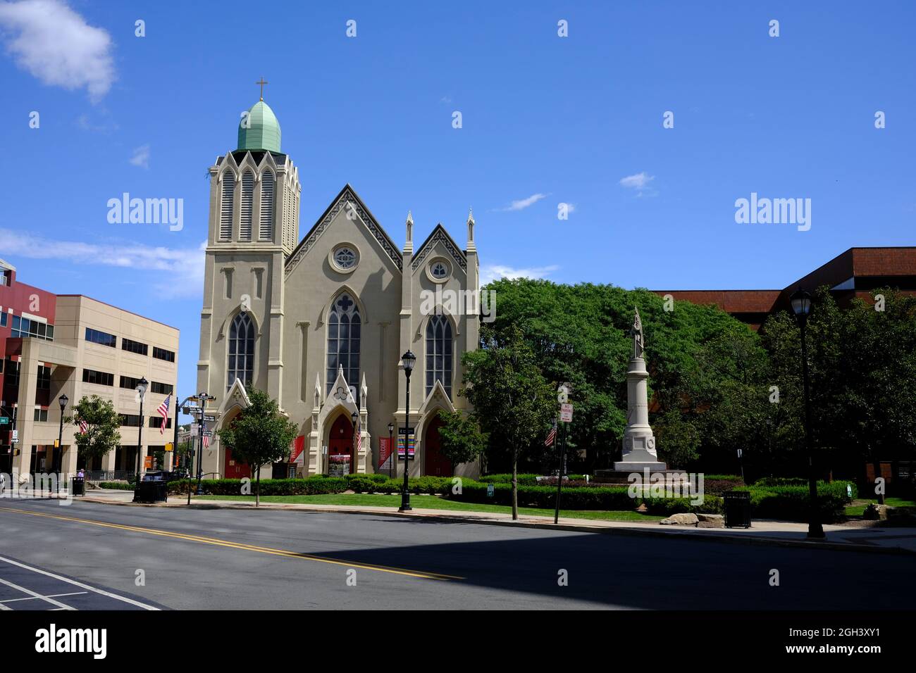 Blick auf die Livingston Avenue in New Brunswick, NJ, mit Monument Square Park und der United Methodist Church Stockfoto