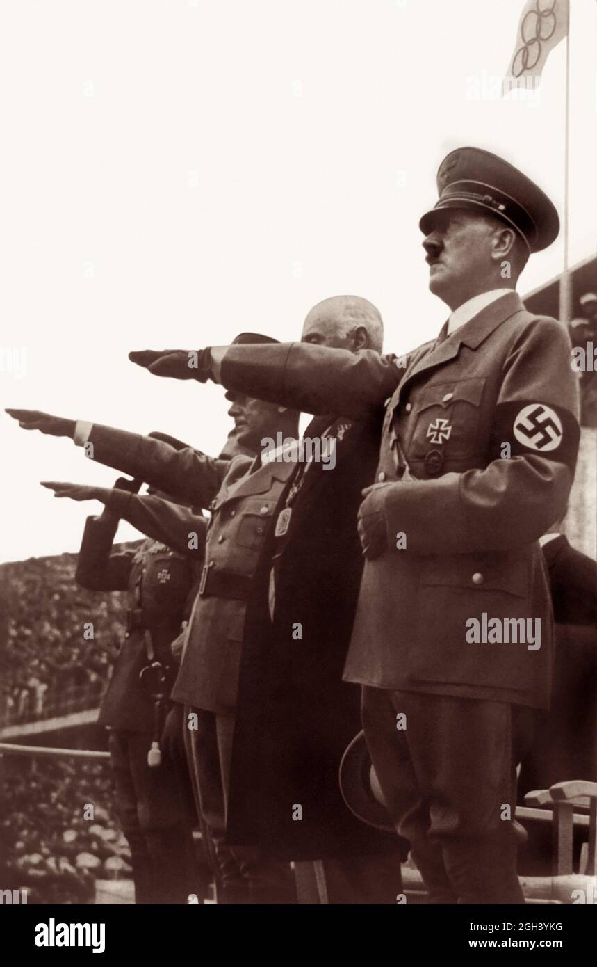 Adolf Hitler (1889-1945), Führer der Nazi-Partei und Führer Deutschlands, grüßend bei den Olympischen Spielen 1936 in Berlin. Stockfoto
