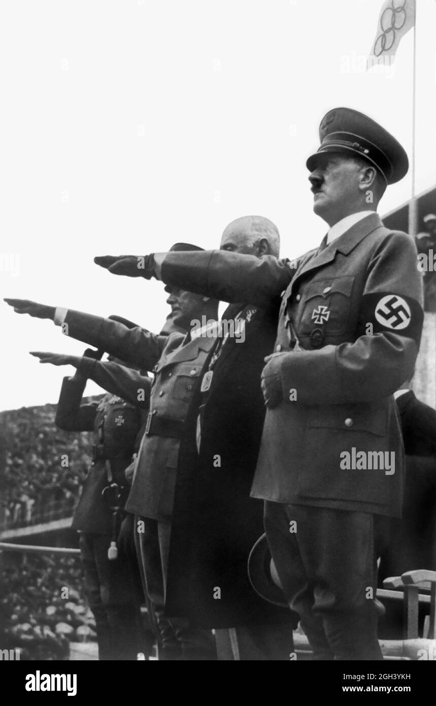 Adolf Hitler (1889-1945), Führer der Nazi-Partei und Führer Deutschlands, grüßend bei den Olympischen Spielen 1936 in Berlin. Stockfoto