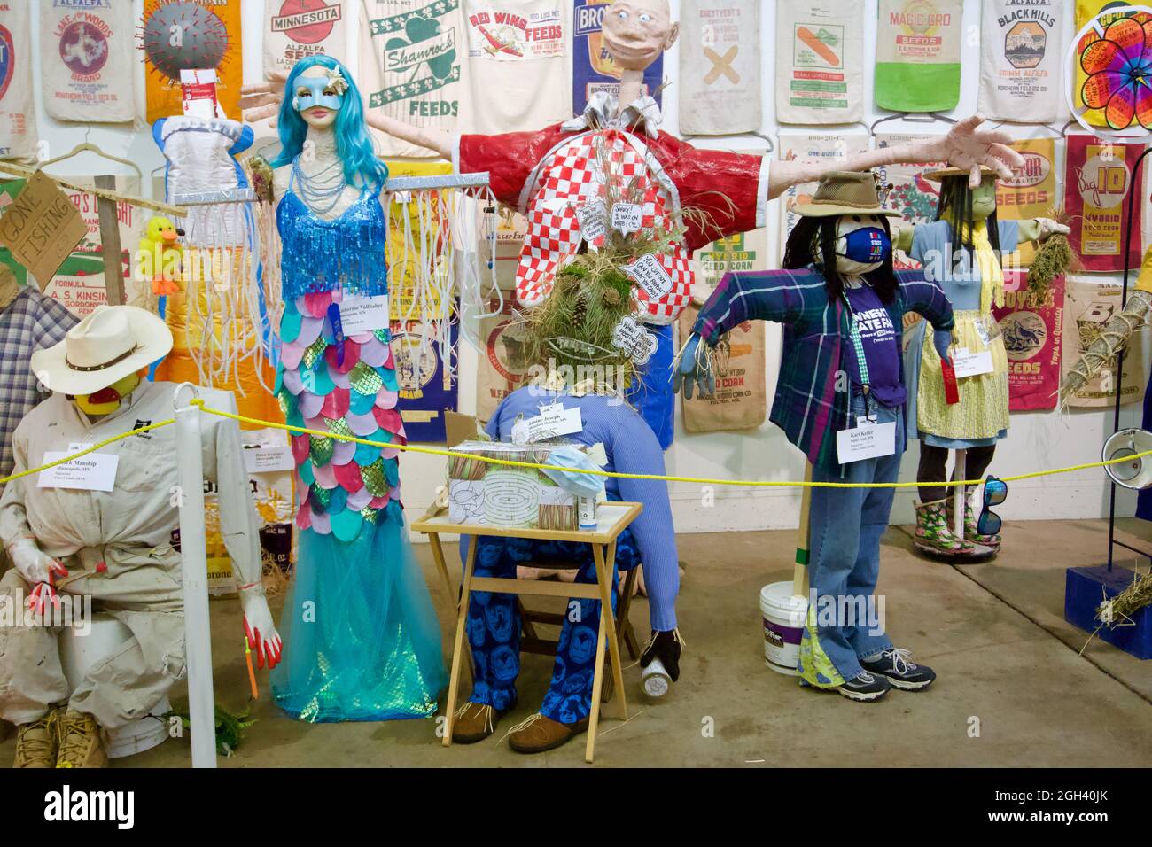 Scarecrow Wettbewerb und Wettbewerb, ländliche amerikanische Volkskunst, 2021 Minnesota State Fair, Agriculture Building, St. Paul, Minnesota, USA Stockfoto