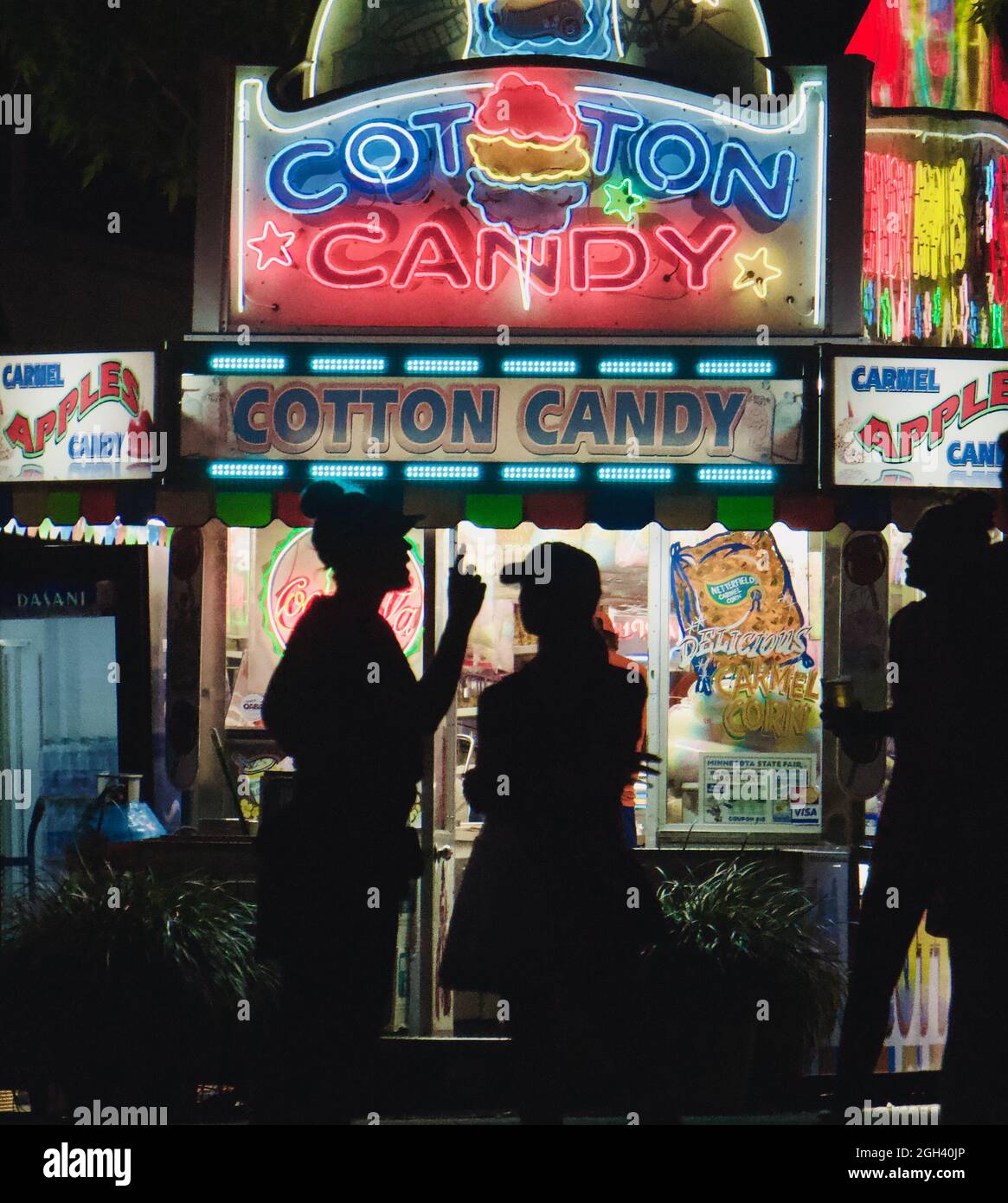 Besucher, die sich vor dem Stand von Cotton Candy oder dem Händler auf der Minnesota State Fair 2021, St. Paul, Minnesota, unterhalten. Stockfoto