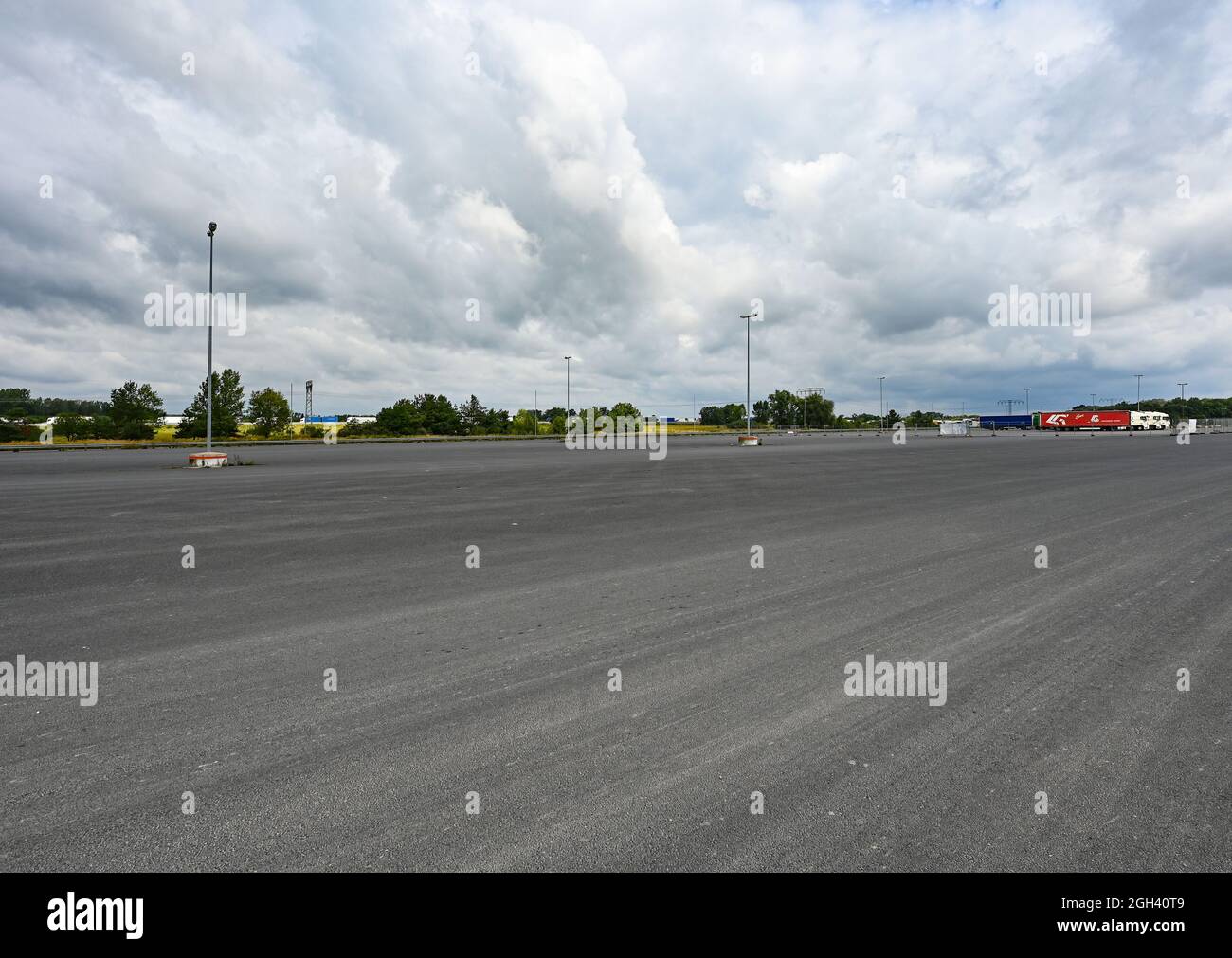 31. August 2021, Brandenburg, Frankfurt (oder): Leer ist ein Lkw-Parkplatz auf der Autobahn A12 bei Frankfurt (oder), der seit vielen Jahren nicht mehr genutzt wird. Dieses Gebiet liegt Brachland und seit Jahren wird dafür keine Verwendung gefunden. Es gibt auch einen Mangel an landwirtschaftlichen Flächen als Folge. (Zu dpa 'wasserdicht versiegelt: Immer mehr Land geht an Brandenburg verloren') Foto: Patrick Pleul/dpa-Zentralbild/dpa Stockfoto