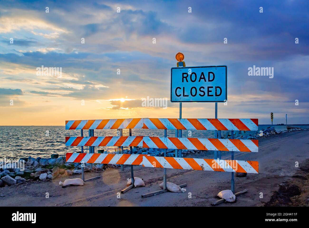 Auf der CODEN Belt Road steht aufgrund von Schäden, die durch den Unkl. Nate, 11. Oktober 2017, in CODEN, Alabama, verursacht wurden, eine Barriere. Stockfoto