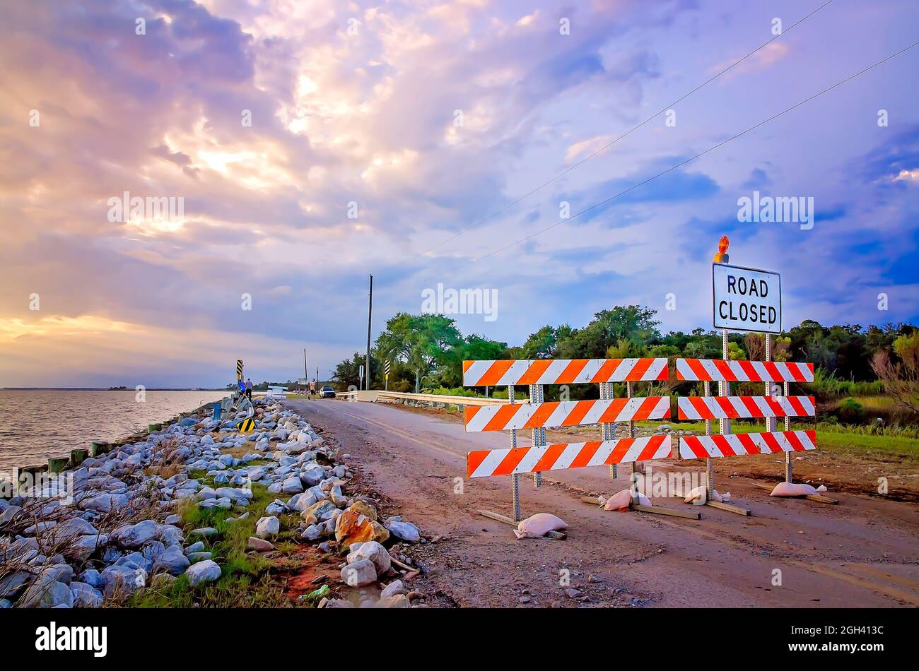 Auf der CODEN Belt Road steht aufgrund von Schäden, die durch den Unkl. Nate, 11. Oktober 2017, in CODEN, Alabama, verursacht wurden, eine Barriere. Stockfoto