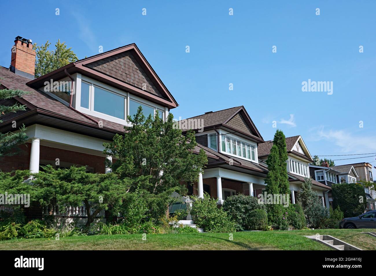 Straße mit Einfamilienhäusern mit Giebeln und Dachfenstern Stockfoto