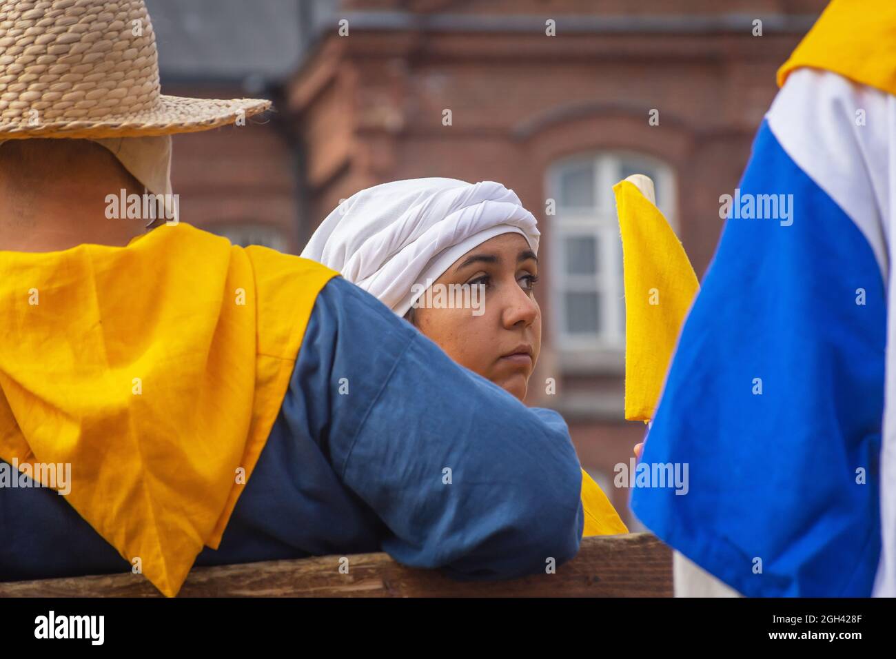 Junge Frau mit weißer Kopfbedeckung beim Medieval Festival 2021 in Hämeenlinna Finnland Stockfoto