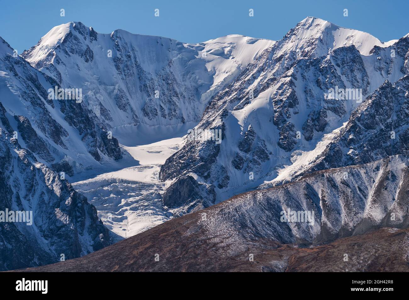 North Chui Mountain Range. Die Berge sind von Eis und Schnee bedeckt. Altai, Sibirien, Russland Stockfoto