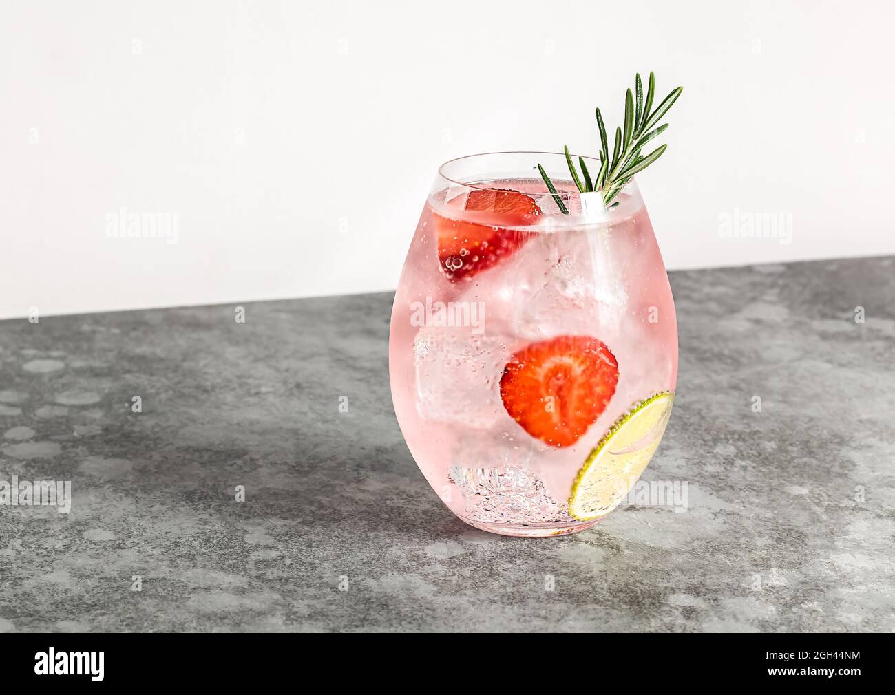 Premium Pink Gin mit Erdbeere, Limette und Rosmarin. Stockfoto