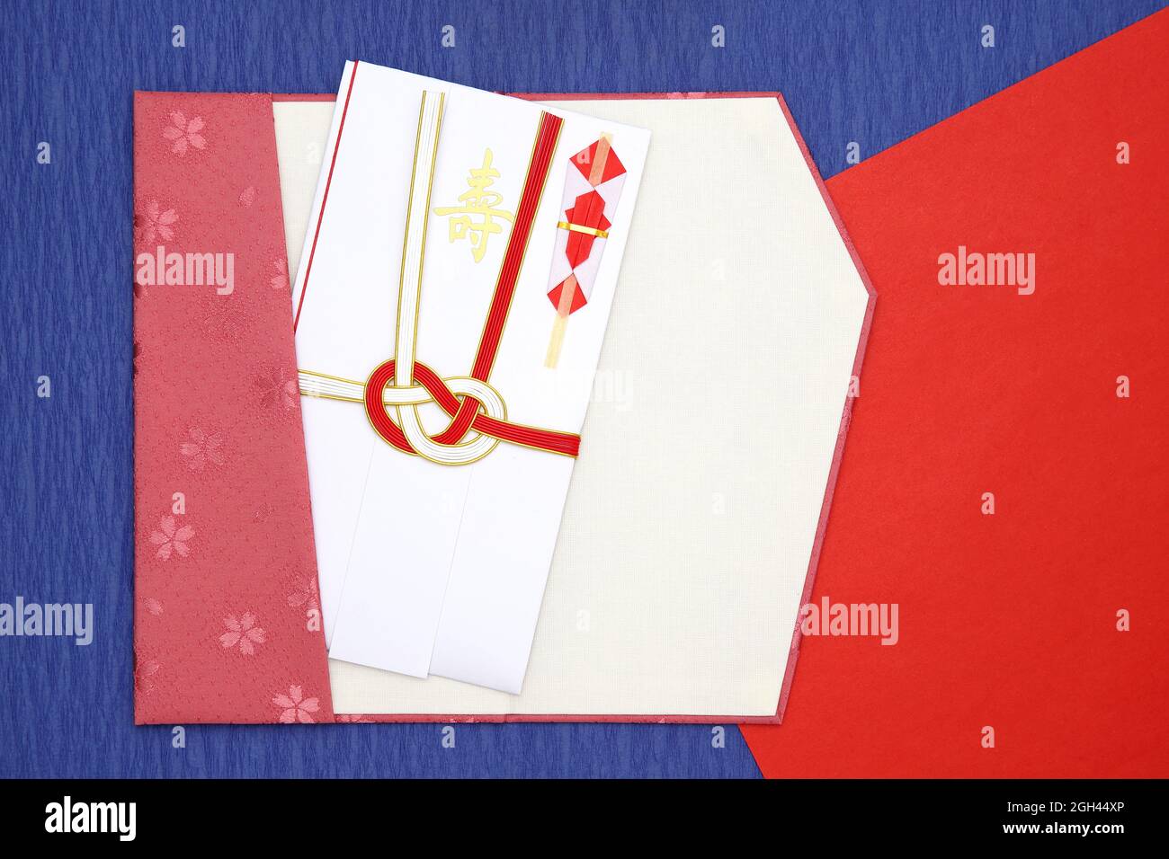 Traditioneller japanischer Umschlag für Geldgeschenk zur Feier, Geschenk Verpackung Geschenk Übersetzung: 'Gratulation' Stockfoto