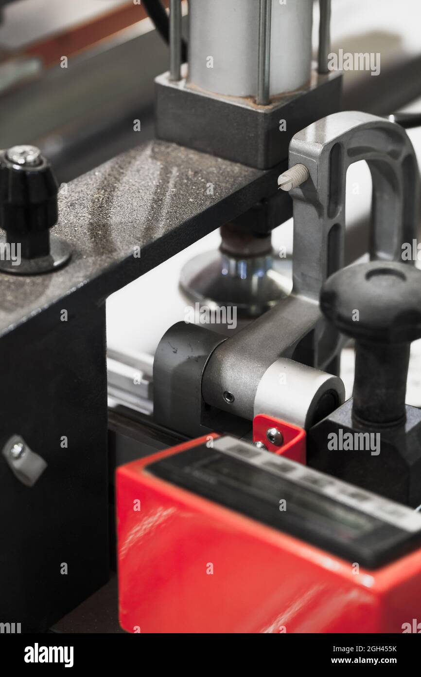 Werkstückspannvorrichtung an einer CNC-Fräsmaschine, Nahaufnahme abstraktes Industriefoto mit selektivem Weichfokus Stockfoto