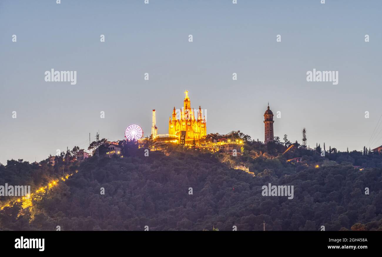 Mount Tibidabo in Barcelona mit der Kirche und dem Vergnügungspark bei Nacht Stockfoto