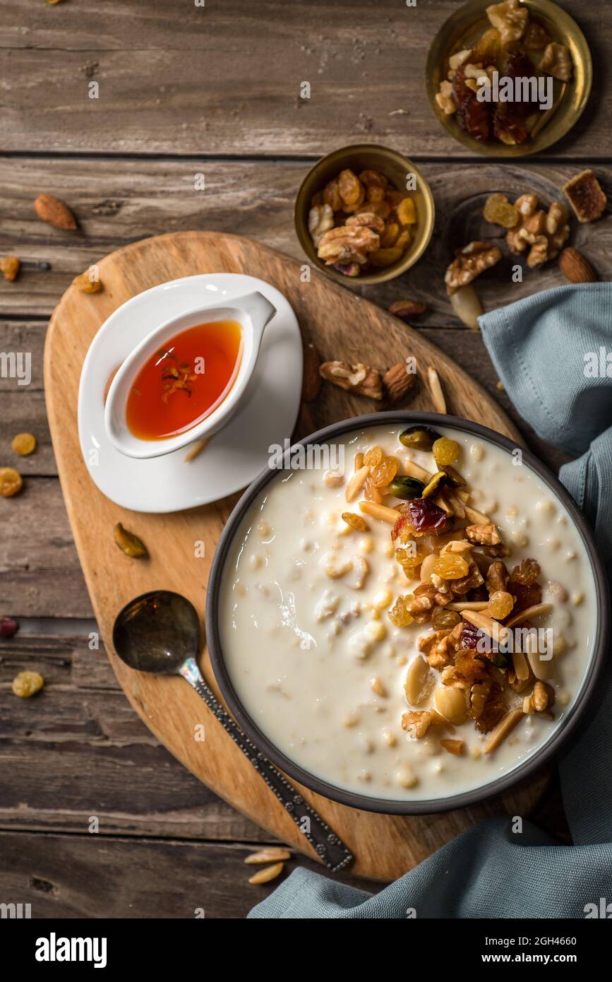 Ashure oder Noah's Pudding ist ein islamisches Dessert aus Getreide, Früchten, getrockneten Früchten und Nüssen. Stockfoto