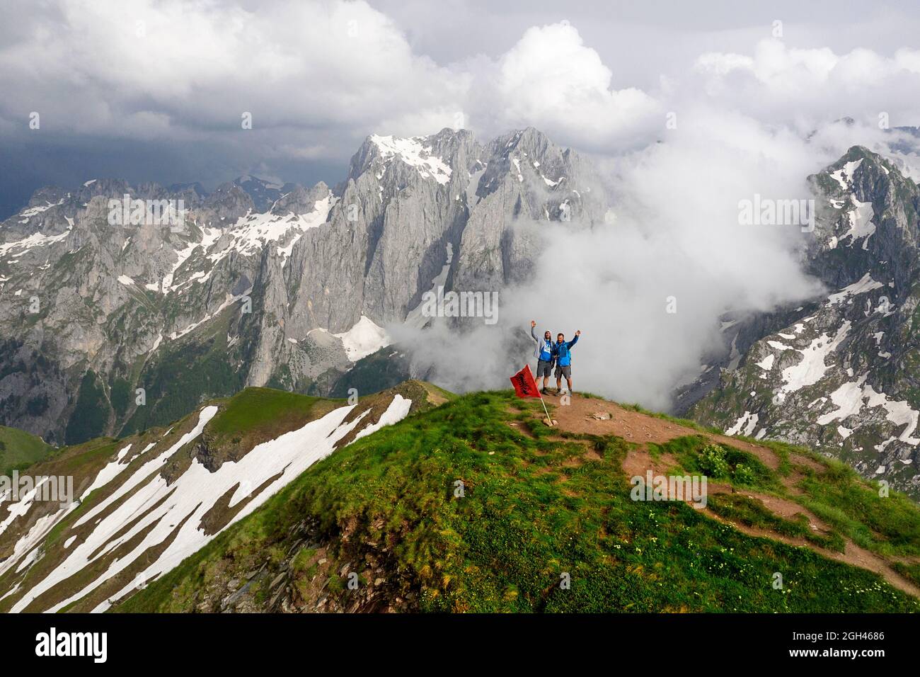 Zwei Wanderer aus der Vogelperspektive auf dem wunderschönen Berg talijanka (Maja e Vajushës) in der Prokletije Bergkette mit den Karanfili-Gipfeln Stockfoto