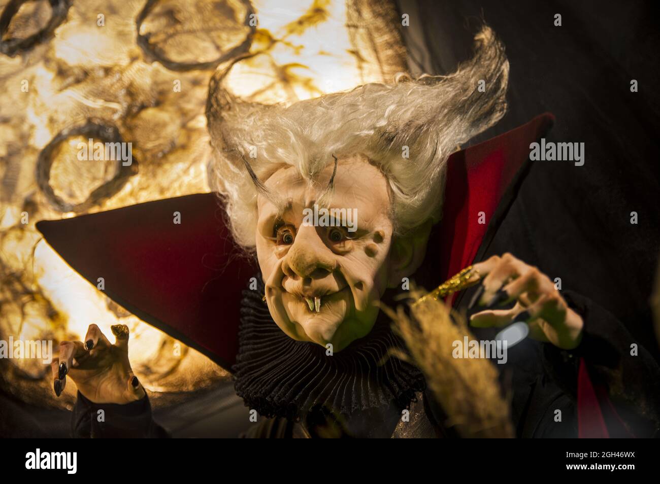 Halloween Dekorationen, gruselig, böse, gruselig, schrecklich, Furchterregende Oma dracula mit Warzen und weißen Haaren in einem alten Mantel im Mondlicht Stockfoto