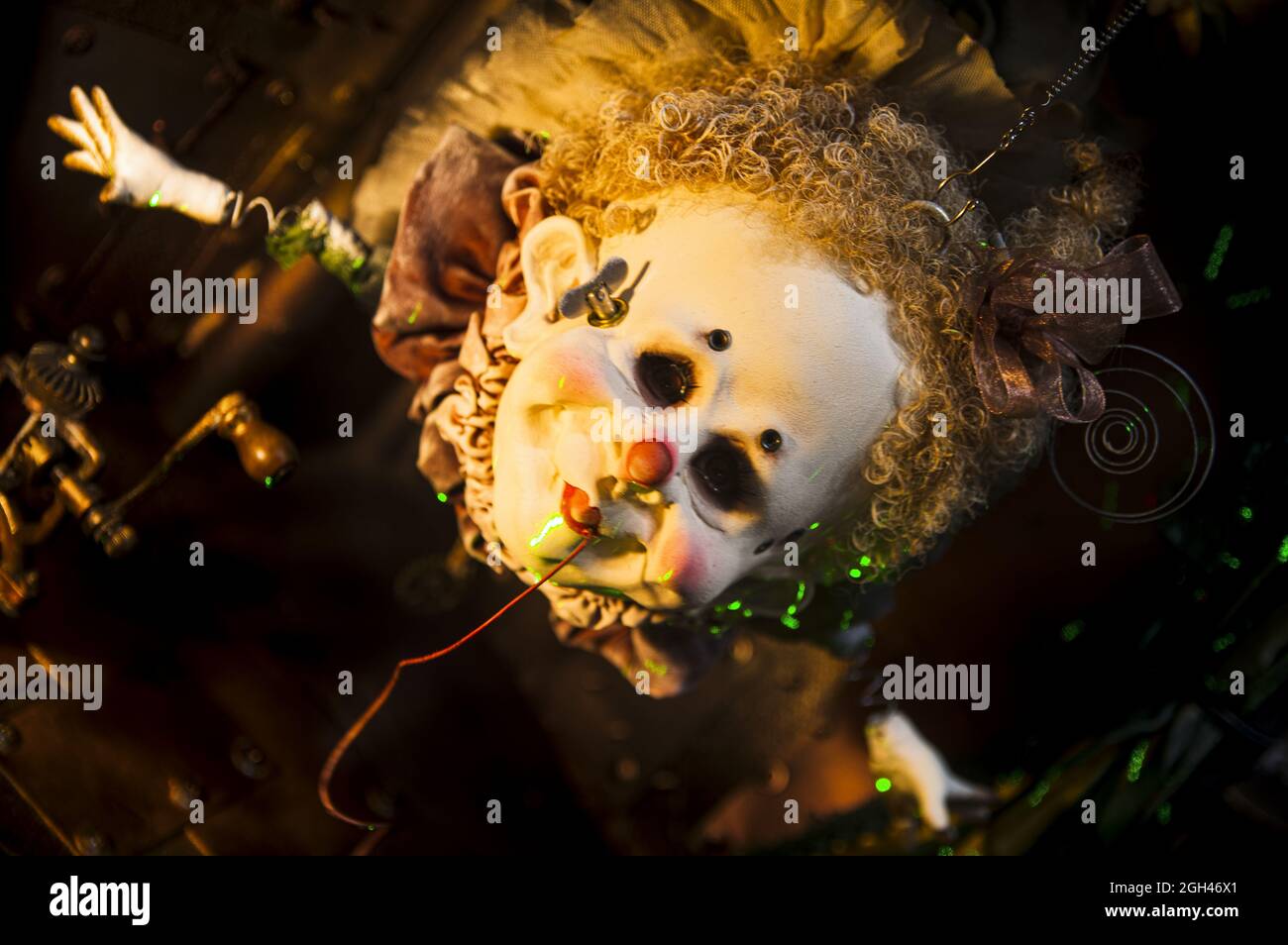 Halloween Dekorationen, gruselig, böse, gruselig, schrecklich, Furchterregend fliegende Garderobenpuppe mit weißem Gesicht und roten Haaren Stockfoto
