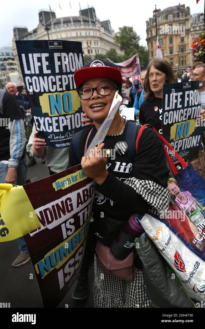 London, Großbritannien. September 2021. Viele Demonstranten halten Plakate, auf denen das Leben von der Empfängnis an erklärt wird, keine Ausnahme, da Tausende von Befürwortern des Lebens sich zum jährlichen March for Life UK versammeln. Sie fordern ein Ende der Abtreibung, da sie glauben, dass das Leben bei der Empfängnis beginnt. Der marsch folgt auf ein Abtreibungsverbot für die meisten Frauen in Texas, USA, Anfang September. (Foto von Martin Pope/SOPA Images/Sipa USA) Quelle: SIPA USA/Alamy Live News Stockfoto