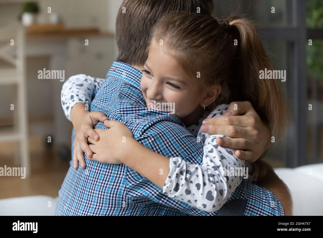 Glücklich aufgeregt dankbar Mädchen umarmt besten Dädchen zu Hause Stockfoto