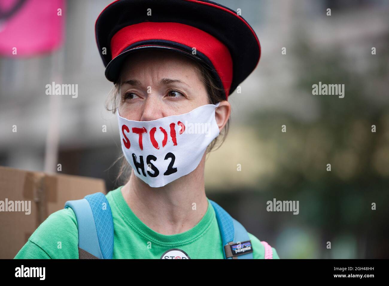 London, Großbritannien. September 2021. Ein Aktivist trägt eine Maske mit der Aufschrift „Stoppt HS2“ während des naturprotest des „march at Extinction Rebellion“, der in Zentral-London stattfand, über die Krise der Natur. Kredit: SOPA Images Limited/Alamy Live Nachrichten Stockfoto