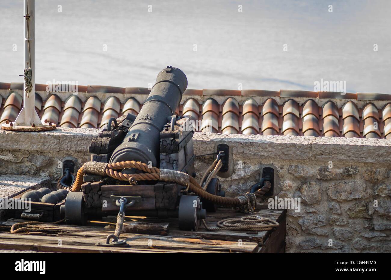 Alte Gusskanonen an den Mauern der Altstadt von Herceg Novi. Stockfoto