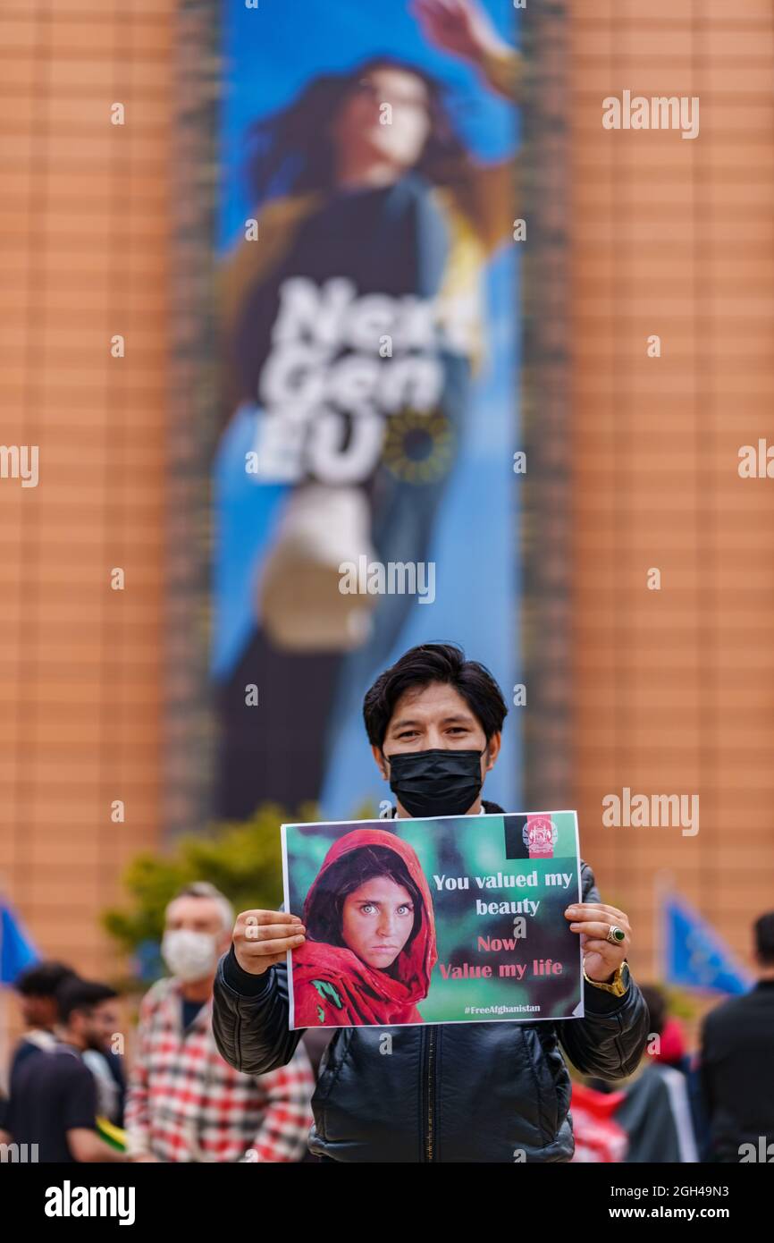 Brüssel, Belgien - 18. August. 2021. Einige hundert Menschen versammelten sich vor dem Hauptquartier der Europäischen Kommission, um gegen die aktuelle Situation in Afghanistan zu protestieren. Stockfoto