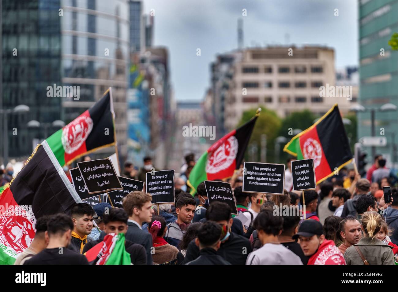 Brüssel, Belgien - 18. August. 2021. Einige hundert Menschen versammelten sich vor dem Hauptquartier der Europäischen Kommission, um gegen die aktuelle Situation in Afghanistan zu protestieren. Stockfoto