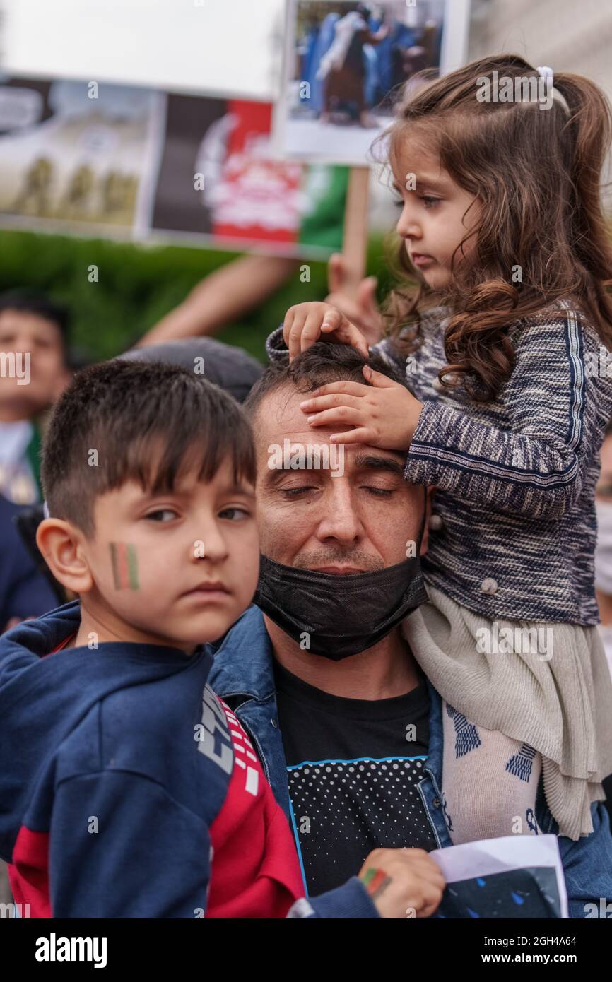 Brüssel, Belgien - 18. August. 2021. Einige hundert Menschen versammelten sich vor dem Hauptquartier der Europäischen Kommission, um gegen die aktuelle Situation in Afghanistan zu protestieren. Stockfoto