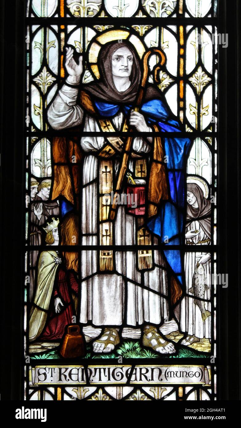 Buntglasfenster mit Darstellung von St. Kentigern, auch bekannt als St. Mungo, in der St Asaph Cathedral, Wales Stockfoto