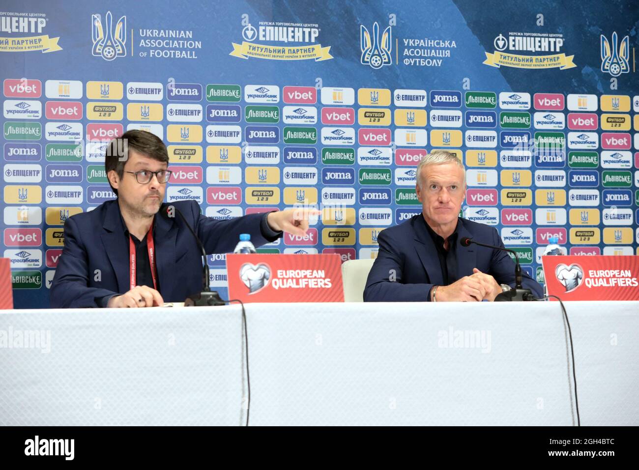 Nicht exklusiv: KIEW, UKRAINE - 5. SEPTEMBER 2021 - Cheftrainer von Frankreich Didier Deschamps (R) ist während einer Pressekonferenz nach einer Auslosung 1-1 abgebildet Stockfoto