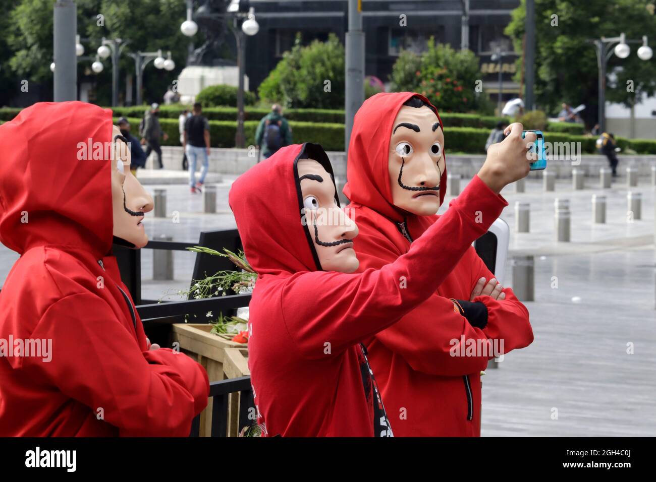 Nicht exklusiv: MEXIKO-STADT, MEXIKO - SEPTEMBER 3: Personen, die als Figuren aus der Netflix-Originalserie 'La Casa de Papel' verkleidet sind, machen ein Selfie Stockfoto