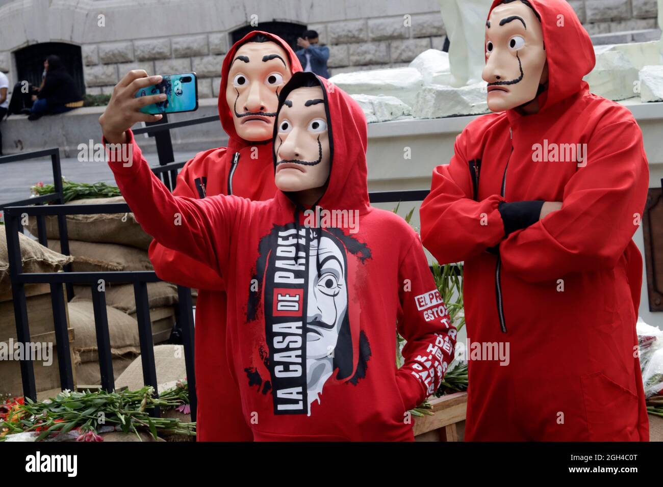 Nicht exklusiv: MEXIKO-STADT, MEXIKO - SEPTEMBER 3: Personen, die als Figuren aus der Netflix-Originalserie 'La Casa de Papel' verkleidet sind, machen ein Selfie Stockfoto