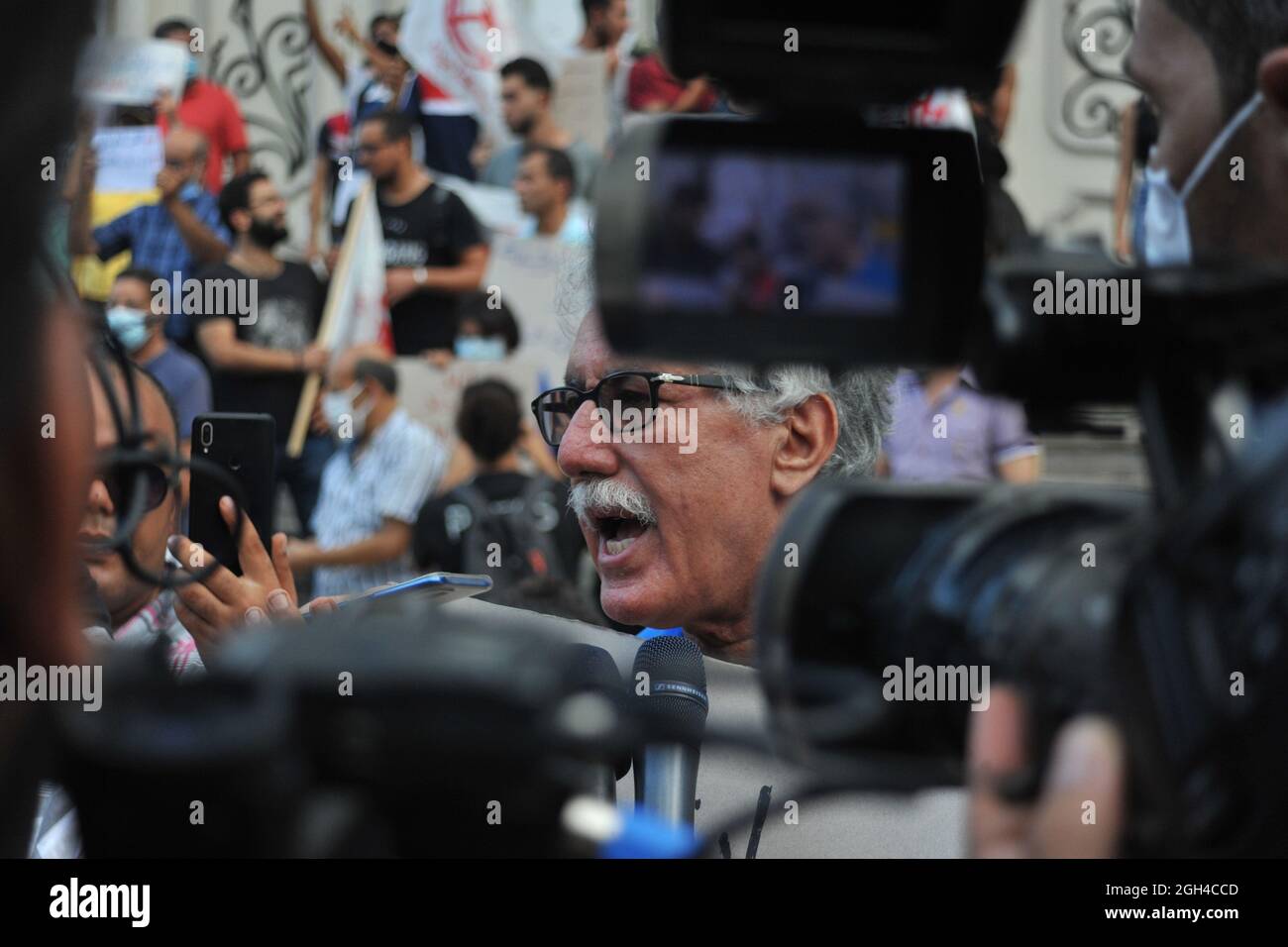 Non Exclusive: TUNISIA CITY, TUNESIEN - 4. SEPTEMBER: Die tunesische Labour-Parteiführerin Hamma Hammami wird während einer Demonstration gegen die Vis interviewt Stockfoto