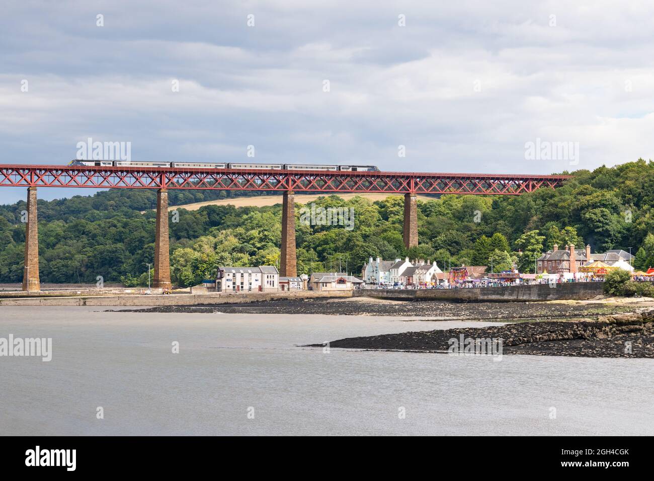 South Queensferry und die Forth Rail Bridge während der Ferry Fair, Queensferry, Edinburgh, Schottland, Großbritannien Stockfoto