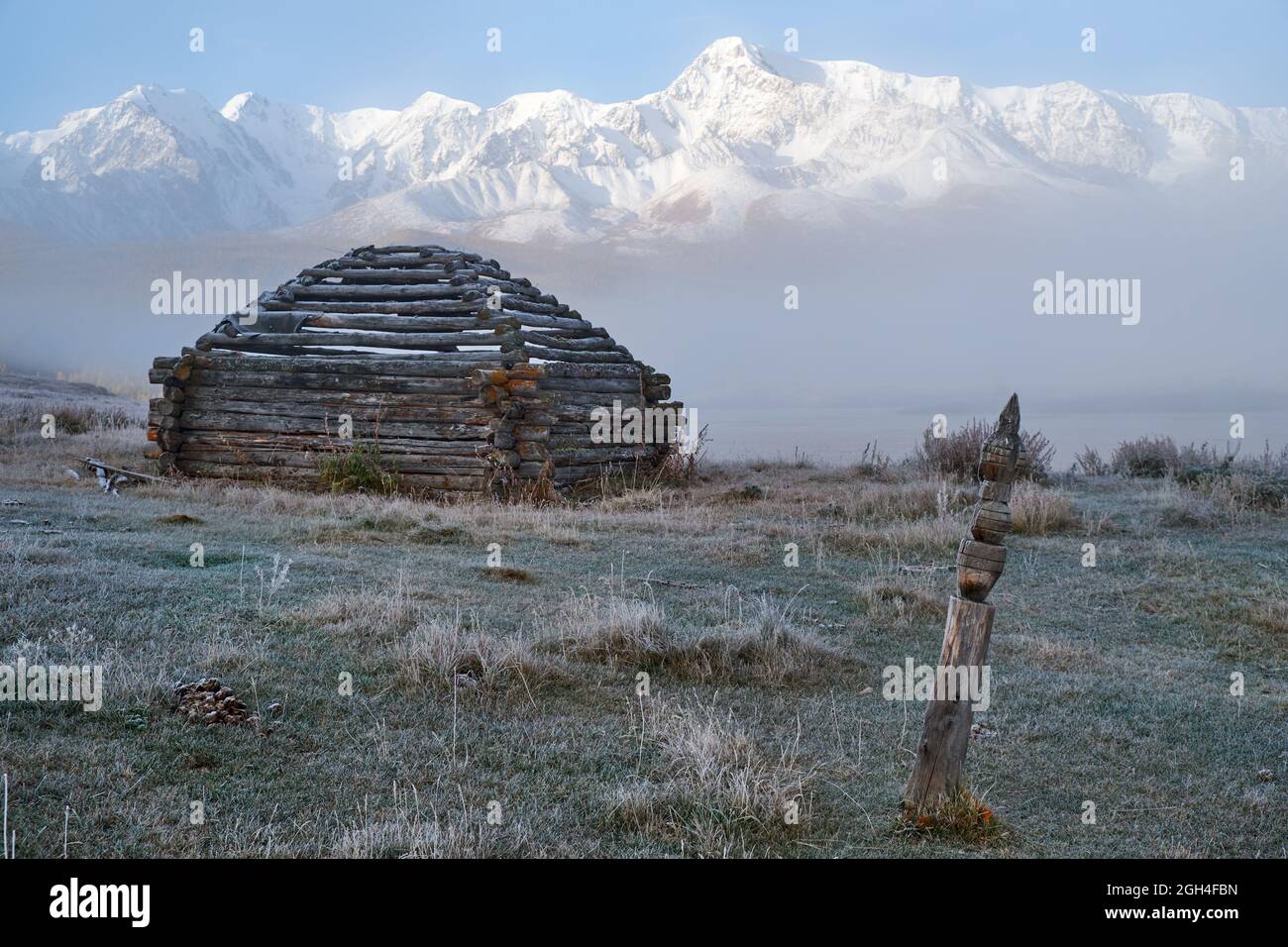 Blick auf Schäferhaussail und Altai-See Dshangyskol auf dem Bergplateau Eschtykel. North Chui Ridge ist auf dem Hintergrund. Morgennebel über Wasser. Altai Stockfoto