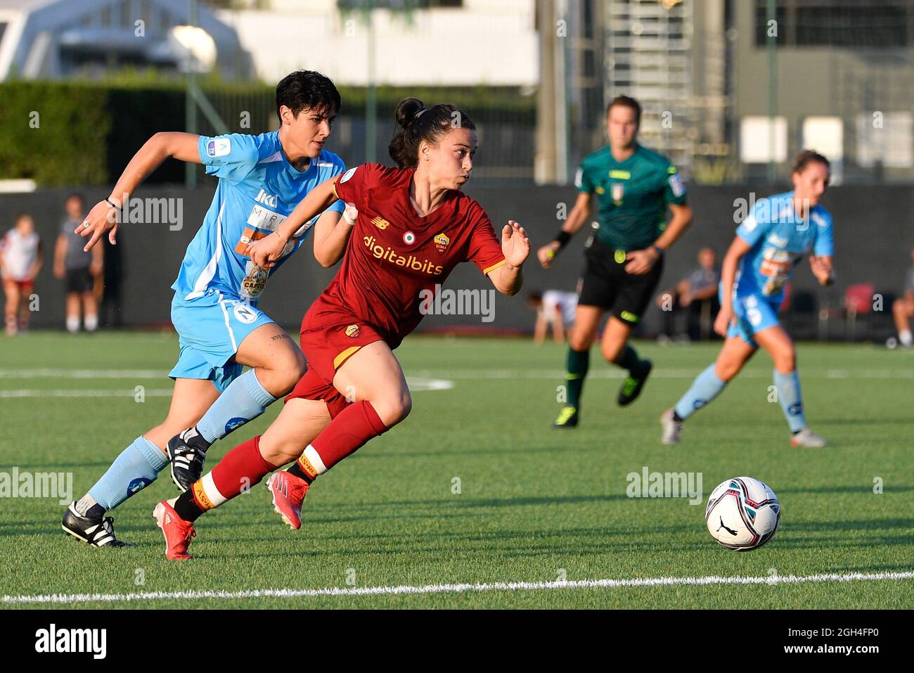 Valeria Pirone von AS Roma Women und Paola Di Marino von Napoli Femminile in Aktion während der italienischen Fußball-Meisterschaft Liga A Frauen 2021/2022 ma Stockfoto