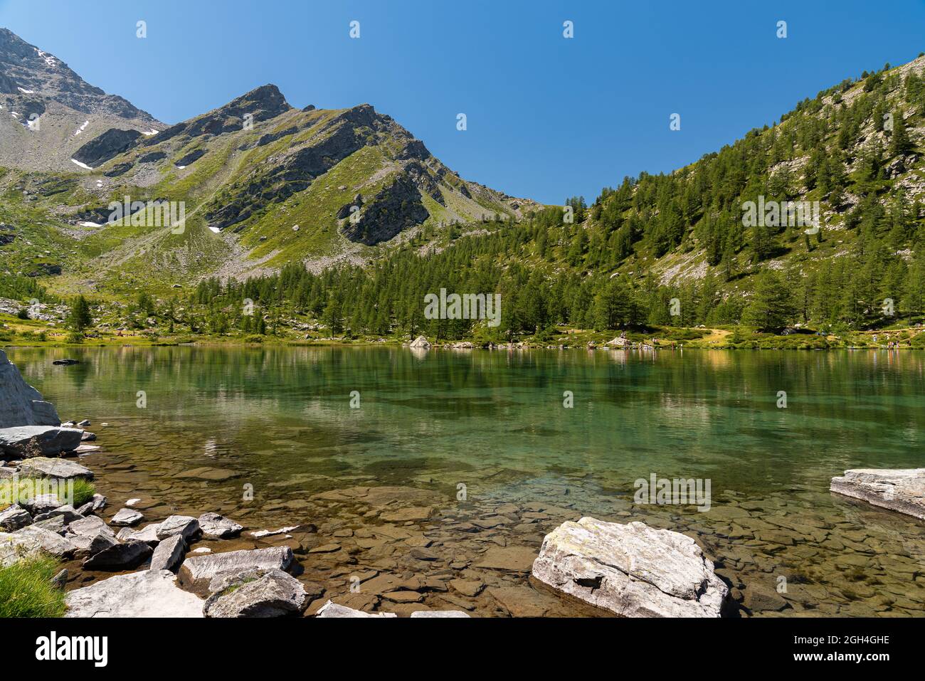 Morgex (Aosta), der wunderschöne Arpy-See, ein Spiegel aus Gletscherwasser in einer wunderschönen alpinen Umgebung. Stockfoto