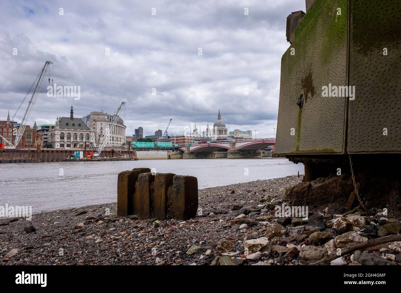 Dokumentarische Fotografien von Themse bei Ebbe in Bankside London Stockfoto