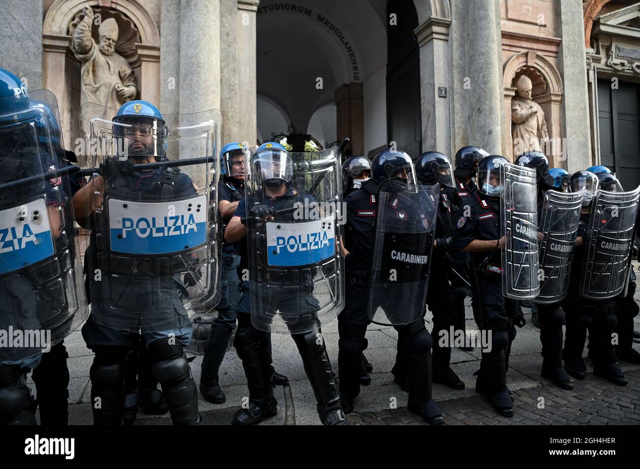 Mailand, Italien - 5. September 2021: Italienische Polizeibeamte in voller Krawallausrüstung während eines Protestes gegen den obligatorischen Gesundheitsausweis Stockfoto