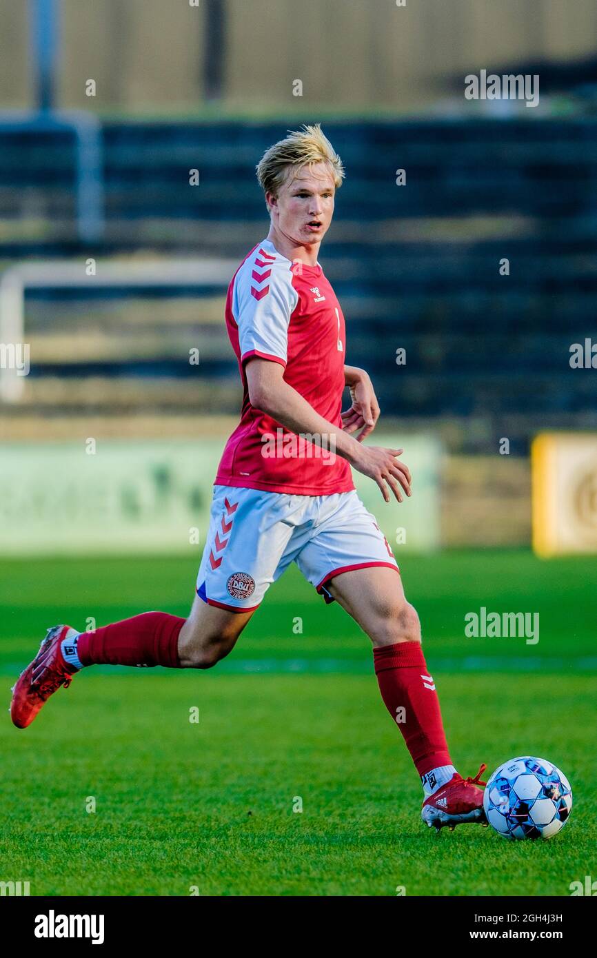 Gladsaxe, Dänemark. September 2021. Der Däne Victor Kristiansen (2) wurde während des internationalen Freundschaftsspiel unter 21 zwischen Dänemark und Griechenland im Gladsaxe Stadium in Gladsaxe gesehen. (Foto: Gonzales Photo - Robert Hendel). Stockfoto