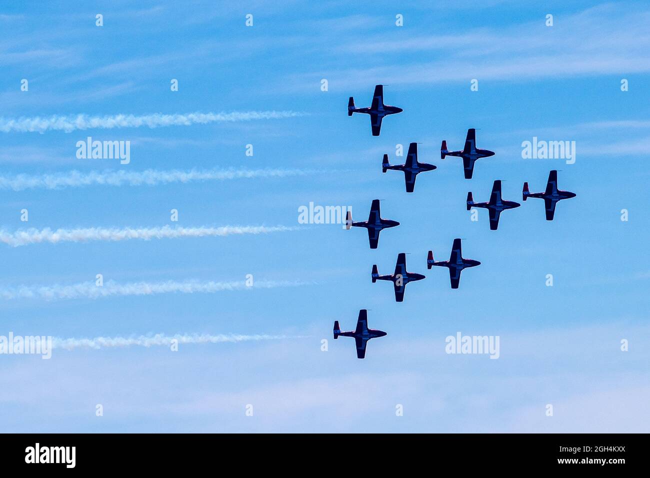 Flugzeuge der Canadian Forces (CF) Snowbirds, 431 Air Demonstration Squadron fliegen in Formation während der Canadian International Air Show (CIAS) Stockfoto