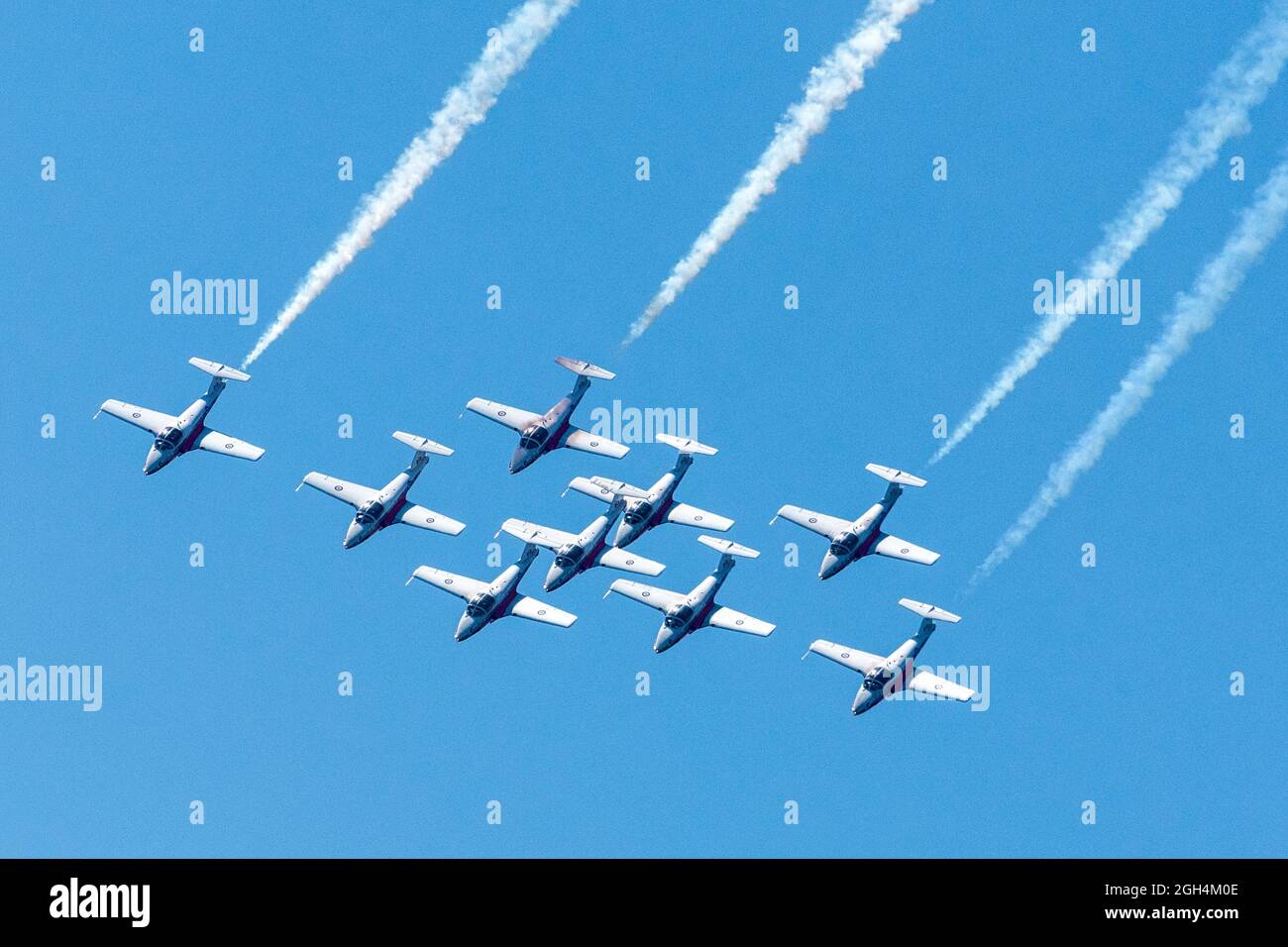 Flugzeuge der Canadian Forces (CF) Snowbirds, 431 Air Demonstration Squadron fliegen in Formation während der Canadian International Air Show (CIAS) Stockfoto