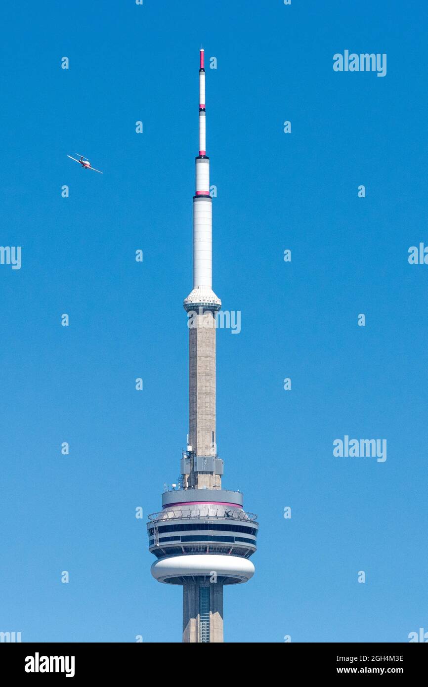 Ein Flugzeug der Canadian Forces (CF) Snowbirds, 431 Air Demonstration Squadron fliegt während der Canadian International Air Show (CI) am CN Tower vorbei Stockfoto