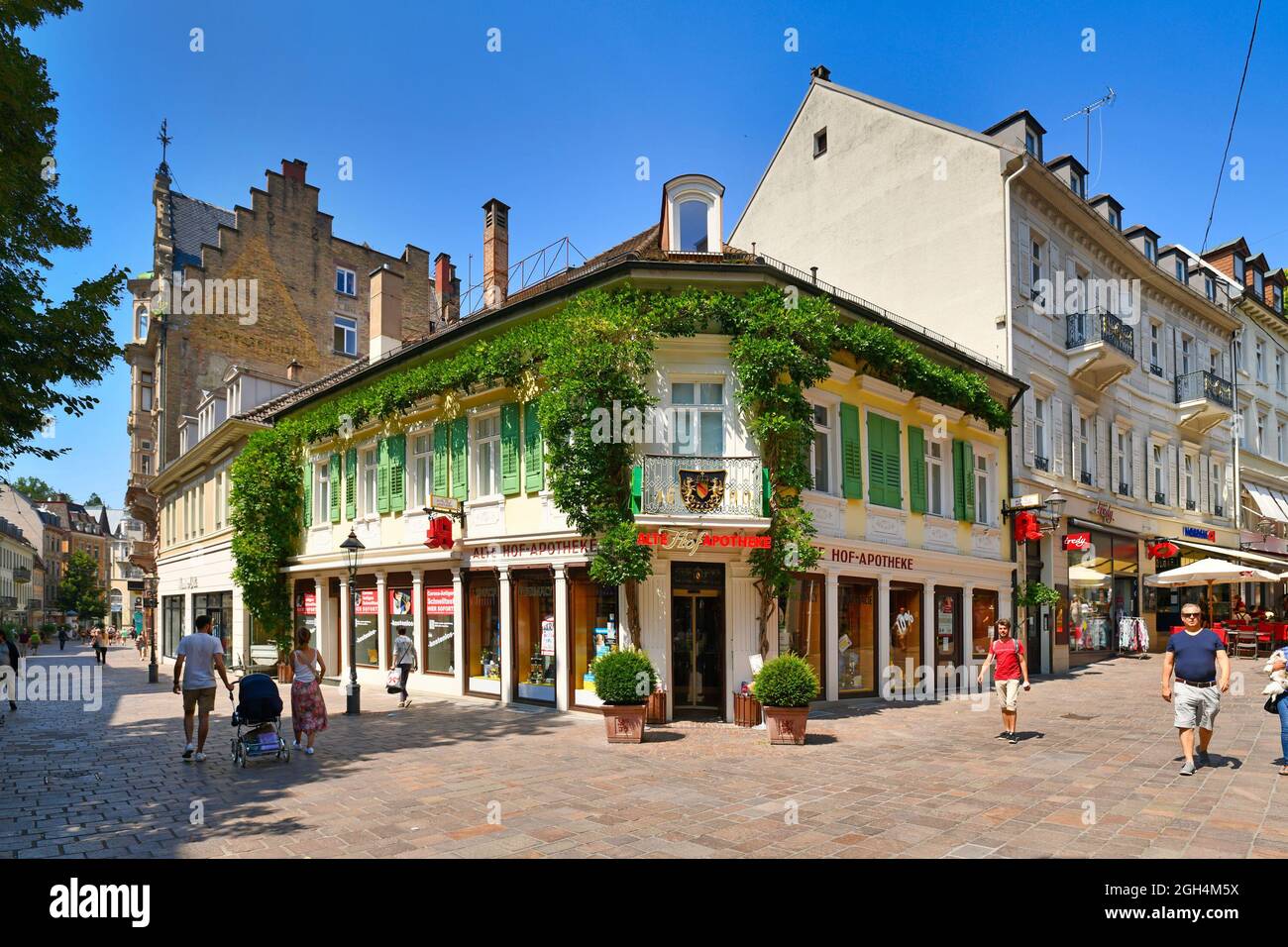 Baden-Baden, Deutschland - Juli 2021: Alte historische Innenstadt mit Geschäften in der Kurstadt Baden-Baden an sonnigen Tagen Stockfoto