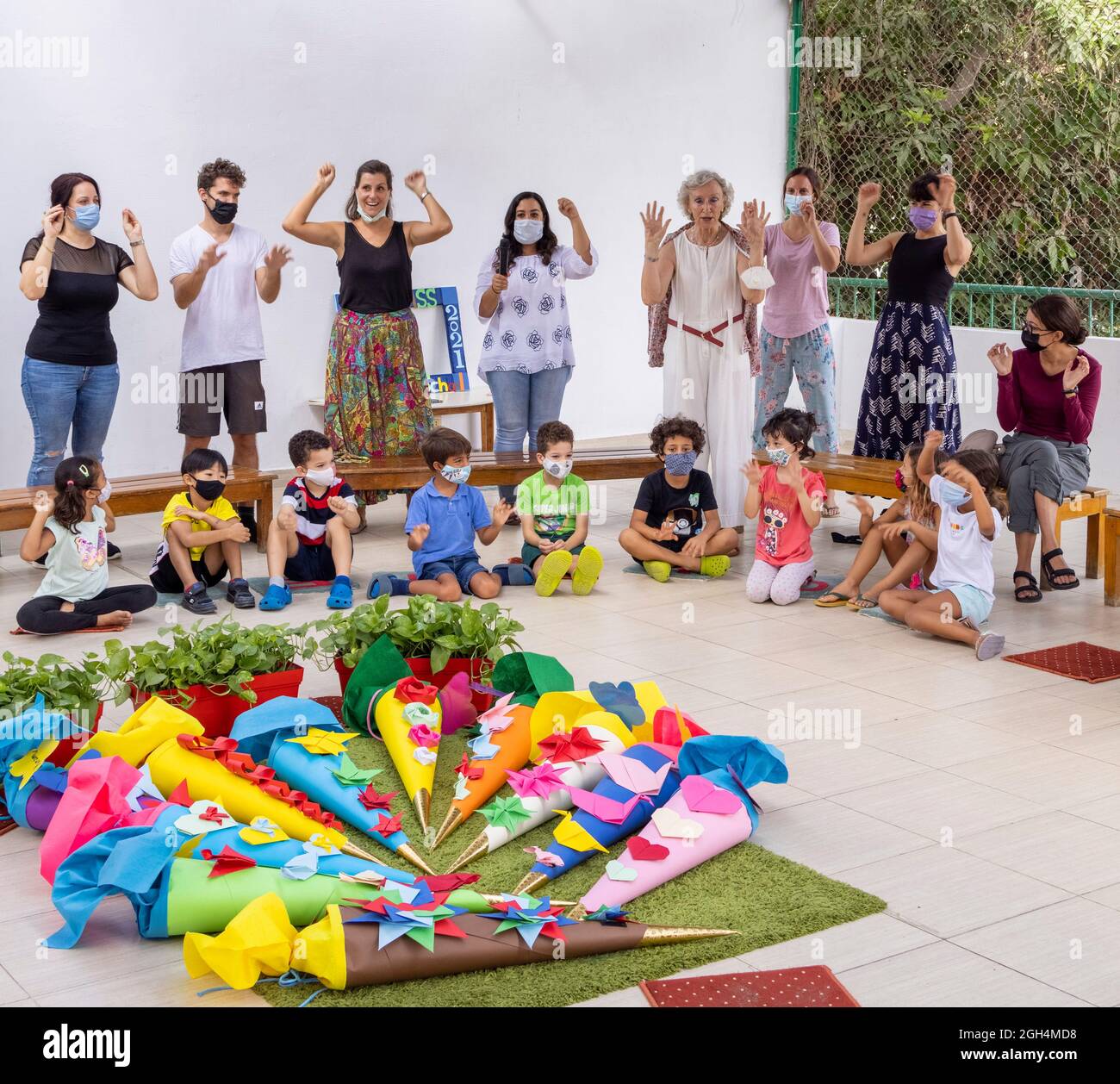 Lehrer und Kinder feiern Empfang der traditionellen deutschen Schule Kegel am ersten Tag der Schule, Kompass International School, Kairo, Ägypten Stockfoto
