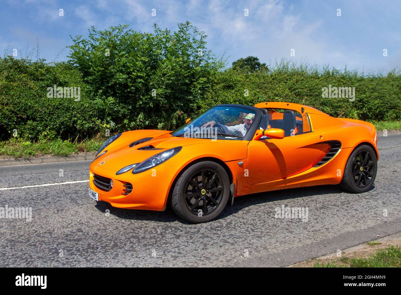 2009 orangefarbener Lotus Elise R - T 6-Gang-Schaltgetriebe 1796 ccm Benziner-Sportwagen auf dem Weg zur Capesthorne Hall Classic July Car Show, Ceshire, Großbritannien Stockfoto