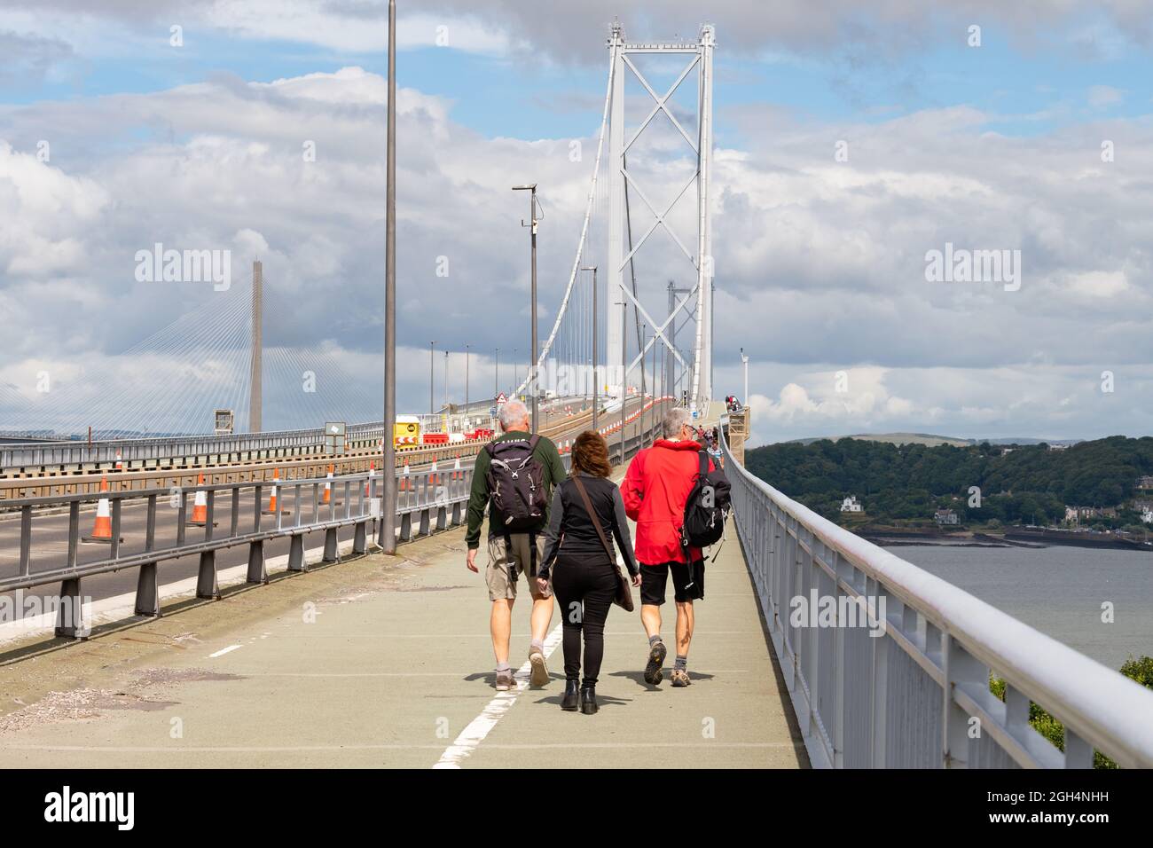 Menschen, die von South Queensferry, Edinburgh, Schottland, Großbritannien über die Forth Road Bridge laufen Stockfoto